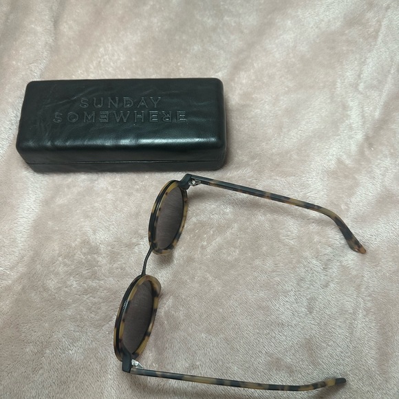 Sunday Somewhere Sunglasses - Picture 3 of 3